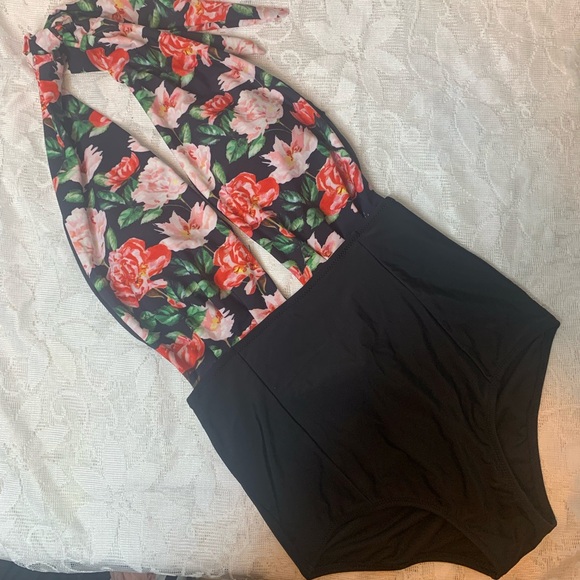 CUPSHE SWIM FLORAL ONE PIECE😍 - Picture 1 of 6